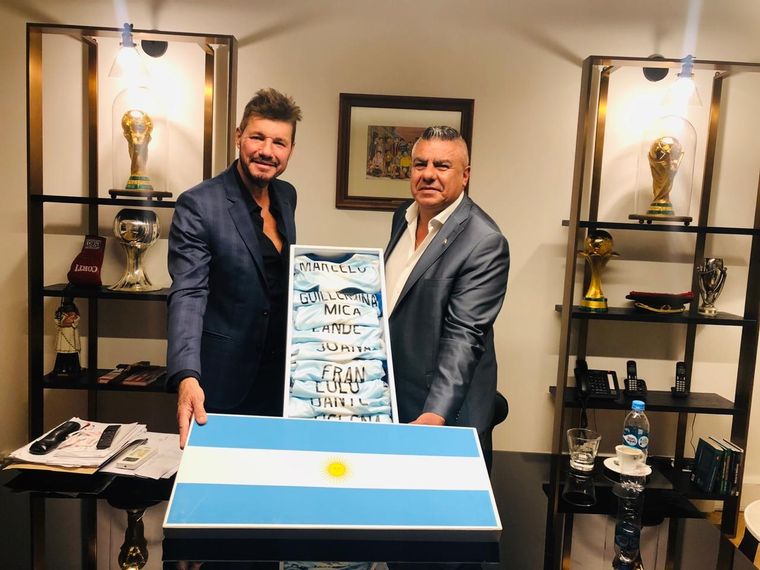 Tinelli, titular de la Superliga, y Tapia, presidente de la AFA. Foto: Twitter @tapiachiqui