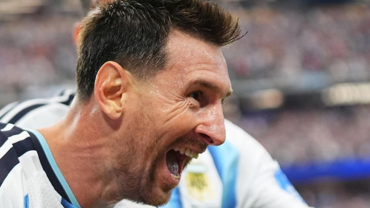 Lionel Messi, capitán, figura y símbolo de una era histórica. Lionel Messi, capitán, figura y símbolo de una era histórica.