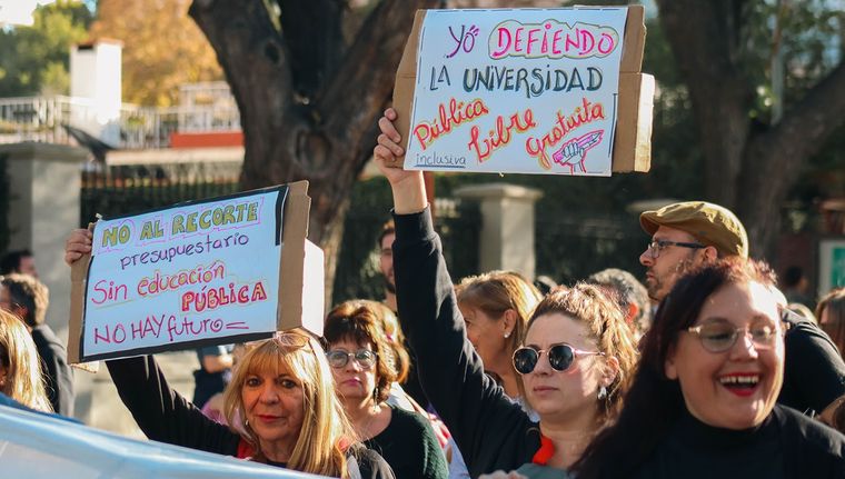 Marcha UNCuyo Universidad Nacional de Cuyo Educacion Publica Docentes Estudiantes (38).jpg