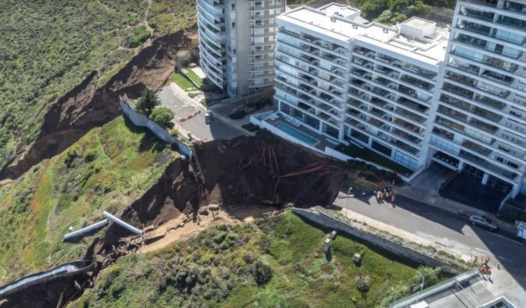 La imagen del deslizamiento en el complejo de departamentos de Reñaca. Foto: EFE