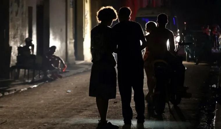 Cuba sufre apagones en los momentos de mayor consumo, especialmente al anochecer. Foto Efe Cuba sufre apagones en los momentos de mayor consumo, especialmente al anochecer. Foto Efe