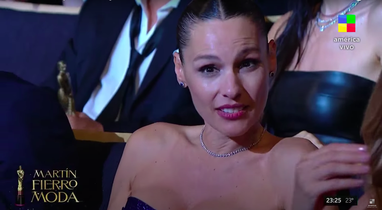 El enojo de Pampita con un camarógrafo durante la transmisión de los Premios Martín Fierro de la Moda. Foto: Captura de América TV