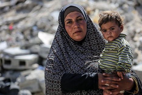 Mujer palestina con su hijo en Gaza. Mujer palestina con su hijo en Gaza.
