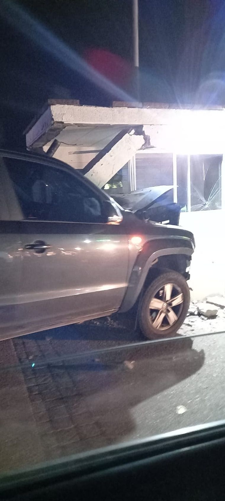 Así quedó la camioneta en el lugar del impacto