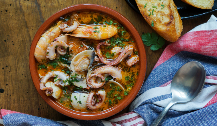 Aunque hoy se considera una receta t&iacute;pica del Mediterr&aacute;neo, la zarzuela naci&oacute; como una receta humilde de pescadores que aprovechaban los mariscos y pescados menos valorados para crear un plato lleno de sabor.