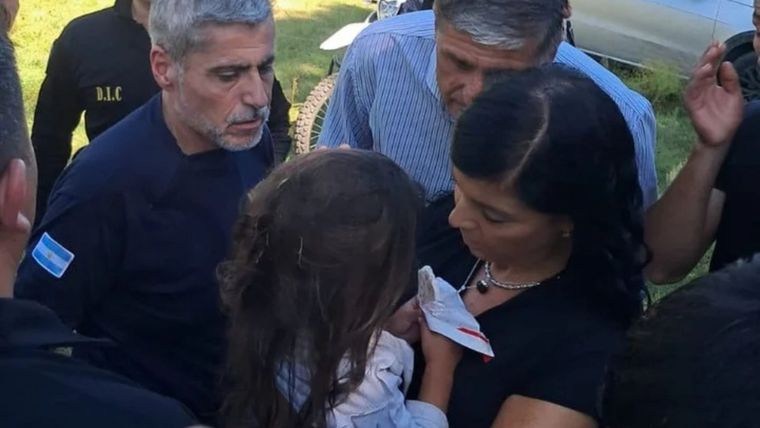 La niña se encuentra en buen estado de salud. La niña se encuentra en buen estado de salud.