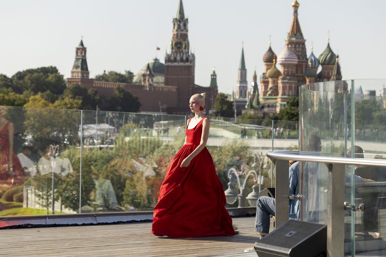 Moscú abrió sus puertas a una vibrante temporada internacional de moda.