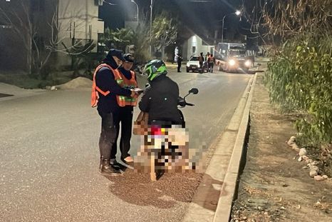 En el operativo se inspeccionaron cerca de 200 vehículos, entre automóviles particulares, motocicletas, taxis y colectivos. En el operativo se inspeccionaron cerca de 200 vehículos, entre automóviles particulares, motocicletas, taxis y colectivos.