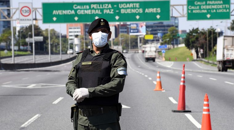 Los controles en el ingreso a la Ciudad de Mendoza. Foto: Télam
