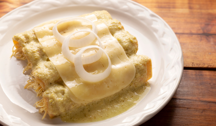 A diferencia de otras variantes, esta receta se distingue por llevar salsa verde y ser gratinada al horno, lo que le aporta una textura m&aacute;s suave y un sabor m&aacute;s delicado.