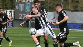 El goleador de Gimnasia, Agustín Módica, intenta pasar por entremedio de dos defensores de Riestra. El goleador de Gimnasia, Agustín Módica, intenta pasar por entremedio de dos defensores de Riestra.
