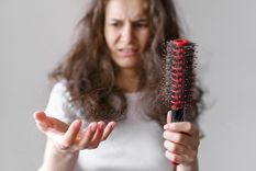 caia del pelo Un sueño que genera tensión. Foto: Fuente: Freepik