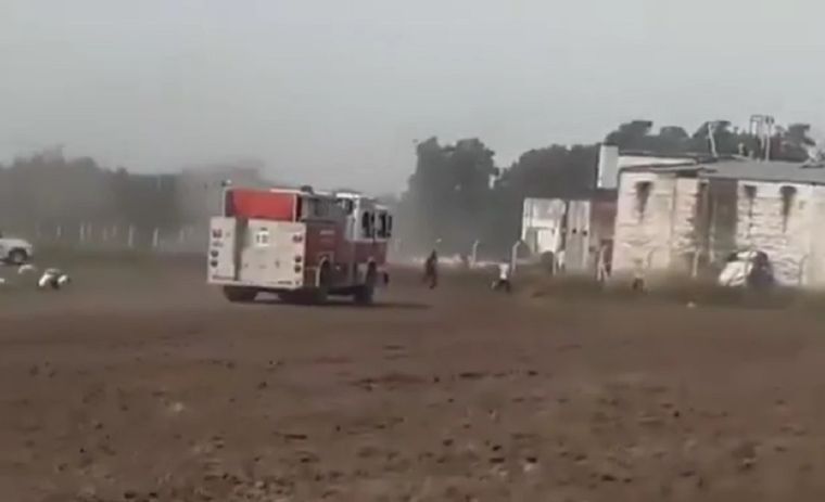 La intervención de los bomberos tras el trágico accidente Foto: Captura de video