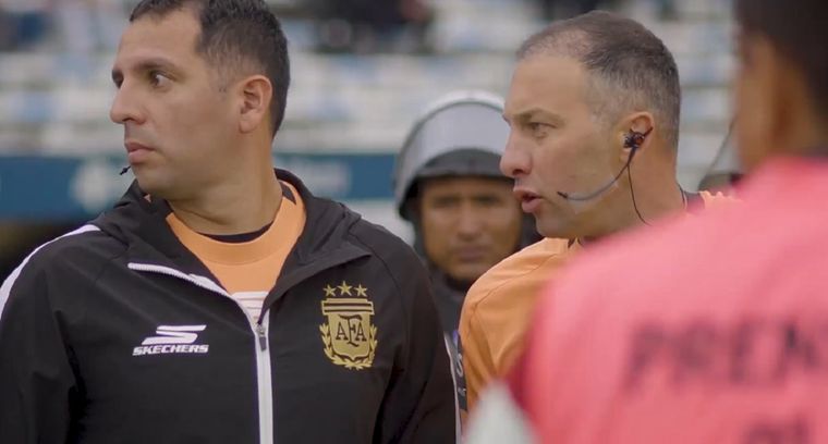 El juez relató el tenso momento que vivió junto a su equipo arbitral.