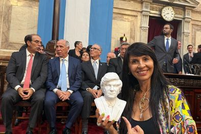 MDZol | La diputada Villaverde con el busto de Milei en la asamblea legislativa Foto: X:@LoreVillaverde1