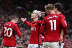 Garnacho arenga a su público en Manchester. Foto: EFE