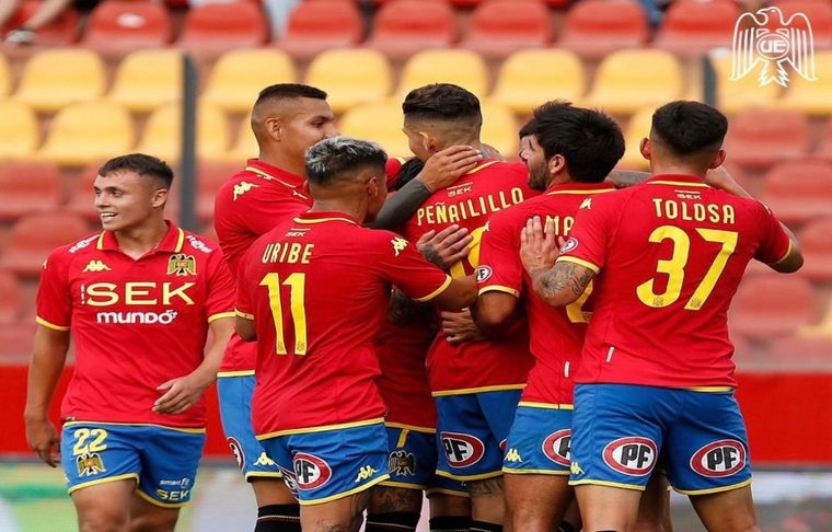 El Pulpo González, rodeado de sus compañeros en el golazo de chilena. Foto: @ueoficial