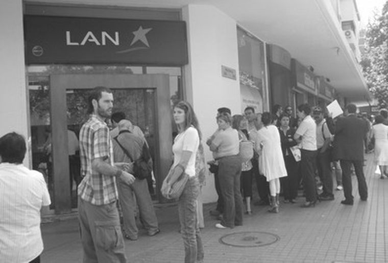 Larga cola para comprar pasajes en Santiago.