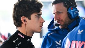 Franco Colapinto junto a Stuart Barlow, su ingeniero de pista en Alpine Franco Colapinto junto a Stuart Barlow, su ingeniero de pista en Alpine
