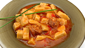 Aunque es un plato humilde, esta receta ha sido reconocida por chefs españoles de renombre, quienes destacan que su secreto está en “romper” las patatas para liberar el almidón y conseguir un caldo más espeso y sabroso.