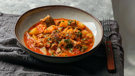 La receta original de marmitako no llevaba ingredientes sofisticados, ya que surgió como una receta humilde para alimentar a la tripulación durante largas jornadas de pesca.