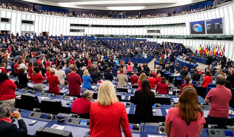 Decenas de diputados de la Unión Europea visten de rojo en solidaridad con las víctimas de la ofensiva de Israel contra Gaza. Foto Dpa