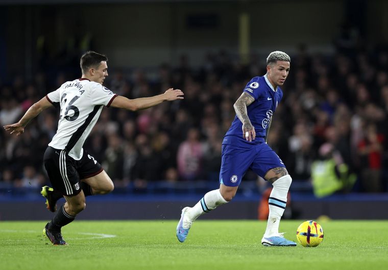 Enzo traslada la pelota durante el duelo con Fullham. Foto: EFE