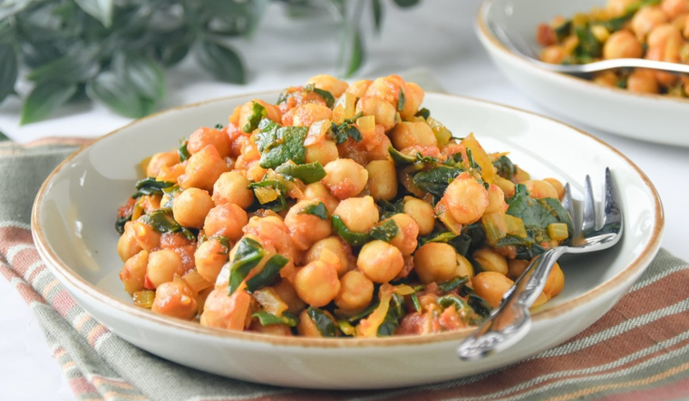 Esta receta tiene raíces antiguas en la gastronomía mediterránea, donde los garbanzos se consideraban un ingrediente esencial por su capacidad de aportar energía y saciedad.