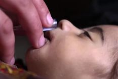 Las madres de los pacientes deben hacer muchas de las labores que corresponderían a las enfermeras, porque los hospitales no tienen suficiente personal.