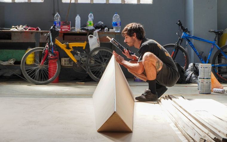 En el armado de los carros intervienen arquitectos, diseñadores, carpinteros, soldadores, artistas y electricistas. En el armado de los carros intervienen arquitectos, diseñadores, carpinteros, soldadores, artistas y electricistas.