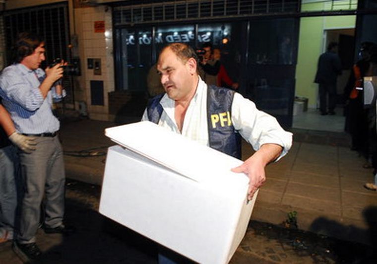 Uno de los allanamientos policiales a la drogería Unifarma S. A. Foto: Telam