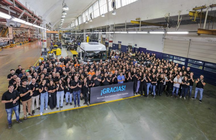 Mercedes-Benz Camiones y Buses celebra su cuarto aniversario