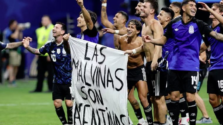 En el Mundial 2026, la selección argentina desplegó la bandera por Malvinas.