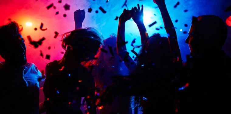 La joven organizó su cumpleaños de 15, a pesar de estar prohibidas las reuniones sociales.