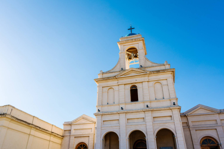 La costanera de Villa Cura Brochero acompaña al pueblo con balnearios, arena y tramos pensados para recorrer el paisaje a otro ritmo. La costanera de Villa Cura Brochero acompaña al pueblo con balnearios, arena y tramos pensados para recorrer el paisaje a otro ritmo.
