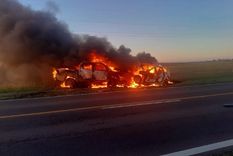 Un choque seguido de incendio ocurrió en Ruta 5, a la altura de Pehuajó, y hubo dos muertes Foto: NA