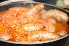 Chorizos a la pomarola Una receta simple y en pocos pasos que te sorprenderá. Foto: Shutterstock