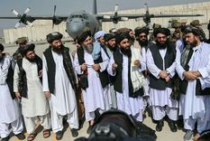 Los talibanes, en el aeropuerto. Foto: Afp.