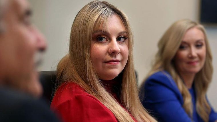 Abigail Zwerner, en el centro de rojo, fue gravemente herida por uno de sus alumnos de 6 años.