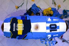 difunden un filoso chat entre las hijas de maradona: ¿que hacemos con los regalos del velorio?