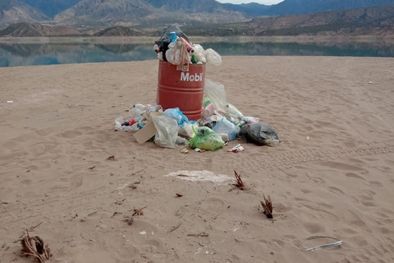MDZol | La basura en las orillas del embalse Potrerillos es una problemática que recrudece cada fin de semana en Mendoza. Foto: Gentileza