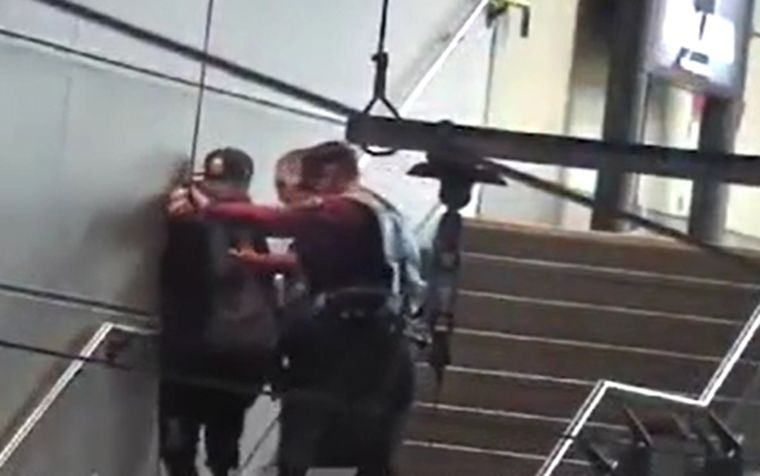 Golpeó salvajemente a su novia y fue detenido Foto: Captura video