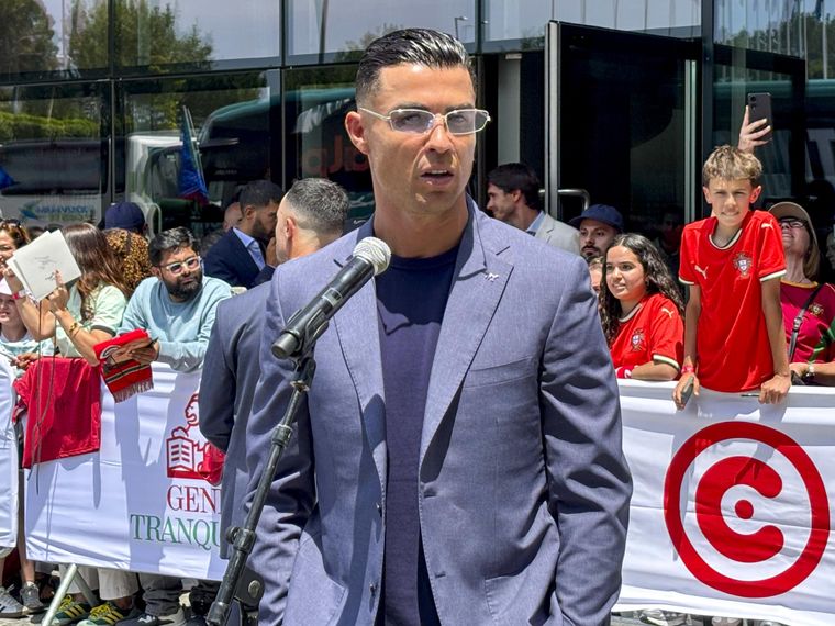 De traje y con lentes de sol: la elegancia de Ronaldo y el plantel de Portugal para viajar al Mundial.