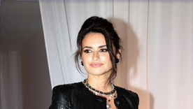 Penélope Cruz demuestra que puedes llevar los clásicos con estilo canchero y juvenil. Foto: Instagram