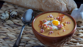 La receta tradicional de sopa castellana nació como un plato humilde para aprovechar el pan duro, convirtiéndose con el tiempo en una de las recetas más representativas de Castilla y un símbolo de la cocina de aprovechamie
