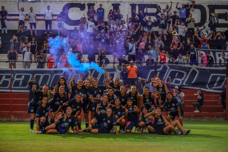 Los Leprosos se ubicaron en el sector oeste y las jugadoras se acercaron a saludar a los hinchas. Los Leprosos se ubicaron en el sector oeste y las jugadoras se acercaron a saludar a los hinchas.