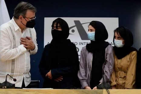 El canciller Marcelo Ebrad recibió a las jóvenes a su llegada a México. Foto: AFP