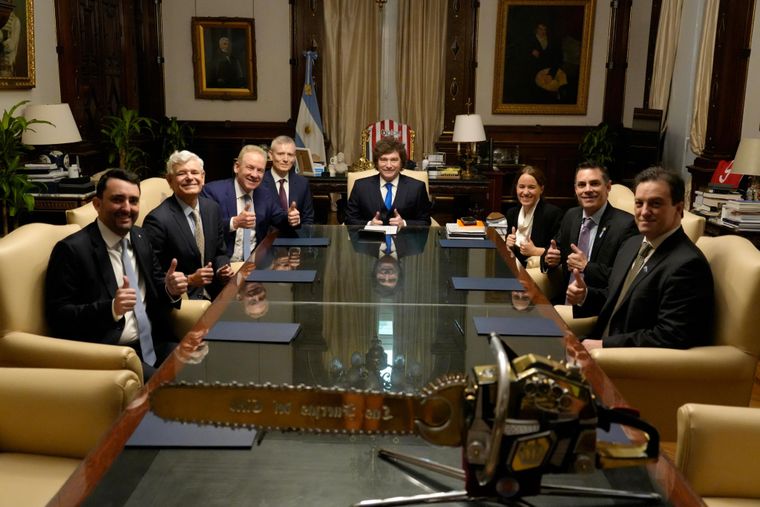 El presidente Javier Milei junto con los abogados que trabajaron para el Estado argentino.