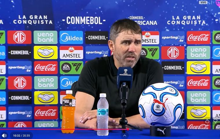 El DT de River cuestionó la expulsión de Beltrán, defendió la postura ofensiva del equipo y empezó a jugar el clásico frente a San Lorenzo.