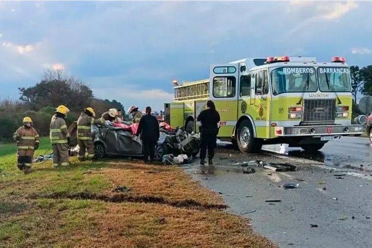 Un choque entre auto y camión causó dos muertes en la autopista Rosario - Santa Fe.